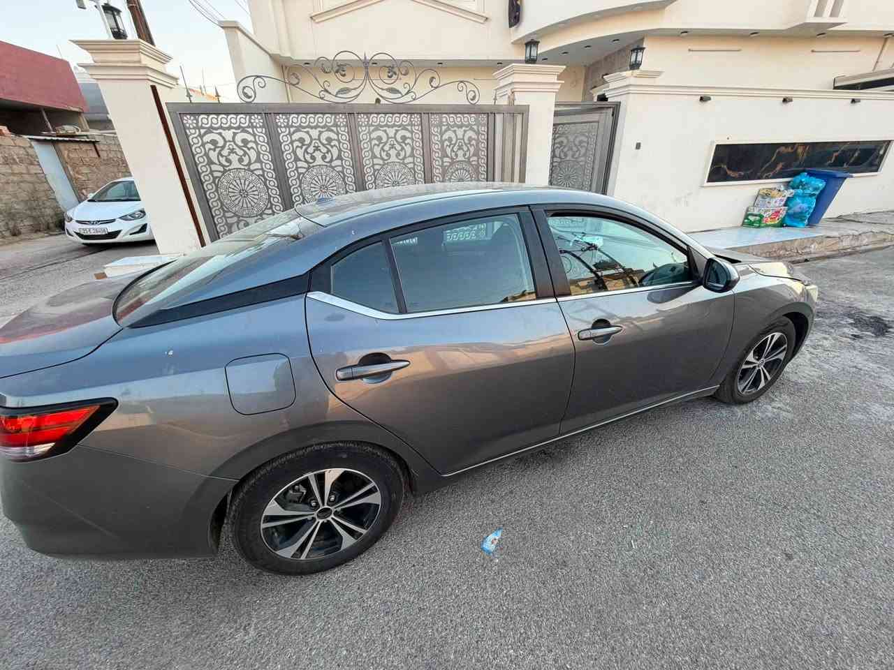 سلام عليكم عندي سياره نيسان سنترا موديل2022 سنويه جديد موصفات بصمه تحكم استيرن وبيه حساسات خلفيه طرفين حساس كدام حساس سياره جديد مابيه اي نقص فقط بيه بونيت شرط تحويل السعر ١٢٥ بيه مجال عنوان سياره محافظه كركوك مراسله خاص او رقم الاتصال ***********
