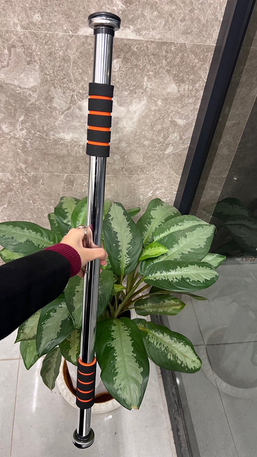 اداة تمرين العقلة قابل للتثبيت عرض لفترة محدودة بسعر 19 الف 
والتوصيل مجاناً لاول 5 اشخاص يطلبون اداة تمرين العقلة
متوفر توصيل لجميع محافظات العراق 🇮🇶🚚
لطلب المنتج راسل الصفحة 
•
•
شنو يمنعك حتى تخلي قطعة فريدة وغريبة من نوعها في ايدك امتلك الحاجات المميزة وخلي انطباع مميز بيومك واستغل العرض المحدود واطلب الي يعجبك 🏷🛒 .

•

مواصفات اداة تمرين العقلة :

بار تمارين قابل للتثبيت على الباب مع دليل تمارين شد الجسم

• بار تمارين منزلي يُثبت على إطار الباب ويُستخدم لتمارين الشد والتمدد المختلفة للجسم.

 • مناسب للتثبيت على أبواب بعرض 80 – 130 سم
 
• تصميم قابل للتمديد لضبط الطول حسب عرض الباب
 
• مقابض مبطنة بالإسفنج لراحة اليد أثناء الاستخدام
 
• يُستخدم لعدة تمارين شد
 
• مناسب للتمارين المنزلية الخفيفة قبل أو بعد التمرين

 • نوع المنتج: بار تمارين للباب
 • طريقة التثبيت: ضغط بين جانبي إطار الباب
 • عرض الباب المناسب: 80 – 130 سم
 • الخامة الظاهرة: معدن مع مقابض إسفنجية


نحن في صفحتنا نعمل كوسطاء ووكلاء تسويق لهذه المنتجات، مقدمين لكم خدمة توفيرها وشحنها من الموردين المعتمدين. يتم إبرام عقد البيع النهائي وتسليم الثمن عند وصول المنتج وفحصه من قبلكم. نحن نضمن جودة المنتج وفقاً للمواصفات المعروضة