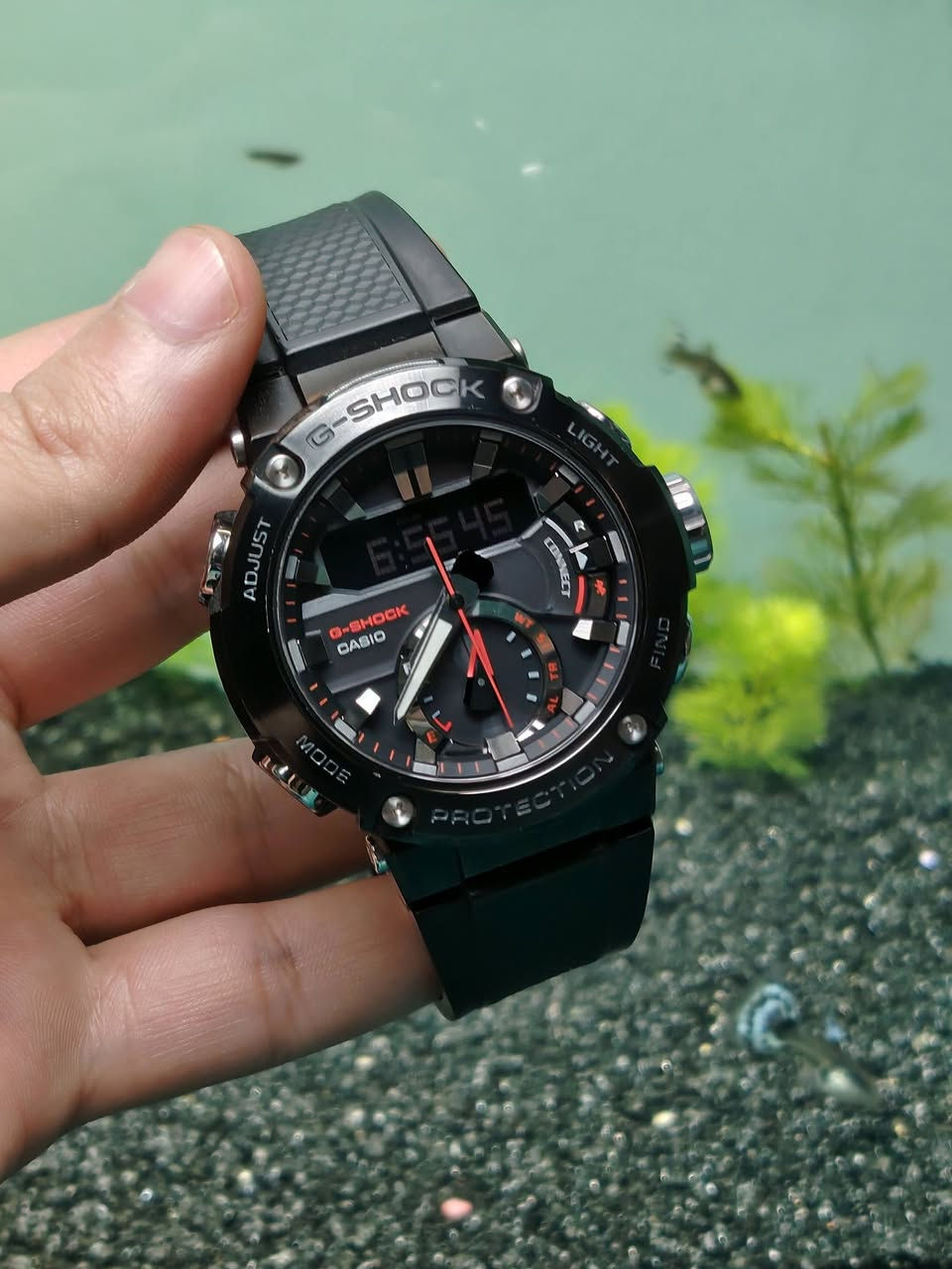 السلام عليكم 

ساعة كاسيو جي شوك مستخدم 
GST-B200B-1A

° الوصف
• ساعة G-STEEL مزودة بهيكل حماية من ألياف الكربون، مستوحى من ساعات G-SHOCK، التي تتطور باستمرار سعيًا وراء المتانة. صُنعت العلبة من راتنج فاخر يحتوي على ألياف الكربون، يتميز بخفة وزنه وقوته التي تفوق صلابة الراتنج العادي. يمنع هذا الهيكل التلف والتشوه الناتج عن الصدمات لحماية المكونات الداخلية. تم تصغير حجم الساعة لتحسين الراحة مع الحفاظ على واجهة عريضة وديناميكية. تتميز هذه الساعة بشاشة LCD رقمية معكوسة تجمع بين الأداء العالي والتصميم الأنيق. تصميم متين يمنحها مظهرًا قويًا. ساعة تتميز بهيكل مقاوم للصدمات وتصميم يرسي معايير جديدة لجيل جديد من ساعات G-SHOCK.

° المعلومات الأساسية
• القطر 46.5 ملم الارتفاع 14.5 ملم
• تاف سولار (تعمل بالطاقة الشمسية)
• بلوتوث: يتصل بالهاتف الذكي ويضبط الوقت تلقائيًا
• رابط الهاتف المحمول (الربط اللاسلكي باستخدام تقنية Bluetooth®)

• ميزة اتصال التطبيقات
ضبط الوقت التلقائي
ضبط الساعة بسهولة
حوالي 300 مدينة بتوقيت العالم
محدد موقع الهاتف

• 5 منبهات متعددة الوظائف (مع منبه يومي، ومنبه لوقت واحد، ومنبه جدولة)

• عرض/تنبيه البطارية مؤشر مستوى البطارية

• خاصية كتم الصوت تشغيل/إيقاف نغمة تشغيل الزر

• توفير الطاقة (تصبح الشاشة سوداء وتتوقف العقارب لتوفير الطاقة عندما تُترك الساعة في الظلام)

• وزن 87 غرام
• الزجاج المعدني
• مقاوم للصدمات
• هيكل حماية أساسي من الكربون
• مقاومة للماء حتى عمق 200 متر
• مادة الهيكل والإطار فولاذ كربوني / فولاذ مقاوم للصدأ

• التوقيت العالمي 39 منطقة زمنية* (39 مدينة + التوقيت العالمي المنسق)، تشغيل/إيقاف التوقيت الصيفي، التبديل التلقائي للتوقيت الصيفي، تبديل المدينة الرئيسية/مدينة التوقيت العالمي *قد يتم تحديثه عند الاتصال بالهاتف الذكي.

• ساعة إيقاف بدقة 1/1000 من الثانية. سعة القياس: من 00:00 إلى 59:59:999 (لأول 60 دقيقة)، ومن 1:00 إلى 23:59:59:9 (بعد 60 دقيقة). وحدة القياس: 1/1000 من الثانية (لأول 60 دقيقة)، 1/10 من الثانية (بعد 60 دقيقة). أوضاع القياس: الوقت المنقضي، وقت التجزئة

• مؤقت العد التنازلي وحدة القياس: 1/10 من الثانية نطاق العد التنازلي: 24 ساعة نطاق ضبط وقت بدء العد التنازلي: من ثانية واحدة إلى 24 ساعة (بزيادات ثانية واحدة، ودقيقة واحدة، وساعة واحدة)

• إضاءة LED مزدوجة، إضاءة LED للوجه (إضاءة LED تلقائية كاملة، إضاءة فائقة، مدة إضاءة قابلة للتحديد (1.5 ثانية أو 3 ثوانٍ)، توهج لاحق)، إضاءة خلفية LED للشاشة الرقمية (إضاءة LED تلقائية كاملة، إضاءة فائقة، مدة إضاءة قابلة للتحديد (1.5 ثانية أو 3 ثوانٍ)، توهج لاحق).

• مدة تشغيل البطارية التقريبية: 6 أشهر عند استخدام البطارية القابلة لإعادة الشحن (مدة التشغيل مع الاستخدام العادي دون التعرض للضوء بعد الشحن) 20 شهرًا عند استخدام البطارية القابلة لإعادة الشحن (مدة التشغيل عند التخزين في الظلام الدامس مع تشغيل وظيفة توفير الطاقة بعد الشحن الكامل)

• نظام 12/24 ساعة
خاصية تحريك اليد (تتحرك اليدان بعيدًا عن الطريق لتوفير رؤية واضحة لمحتويات الشاشة الرقمية).
ضبط الوقت التقليدي: تناظري: 3 عقارب (ساعة، دقيقة (يتحرك العقرب كل 10 ثوانٍ)، ثانية) رقمي: ساعة، دقيقة، ثانية، مساءً، شهر، تاريخ، يوم

جميع الساعات اصلية معا ضمان🤍.

العنوان: - بغداد - مدينة الصدر ـ الأورفلي 
توصيل لجميع المحافظات 
التواصل واتساب *********** 🤍.
