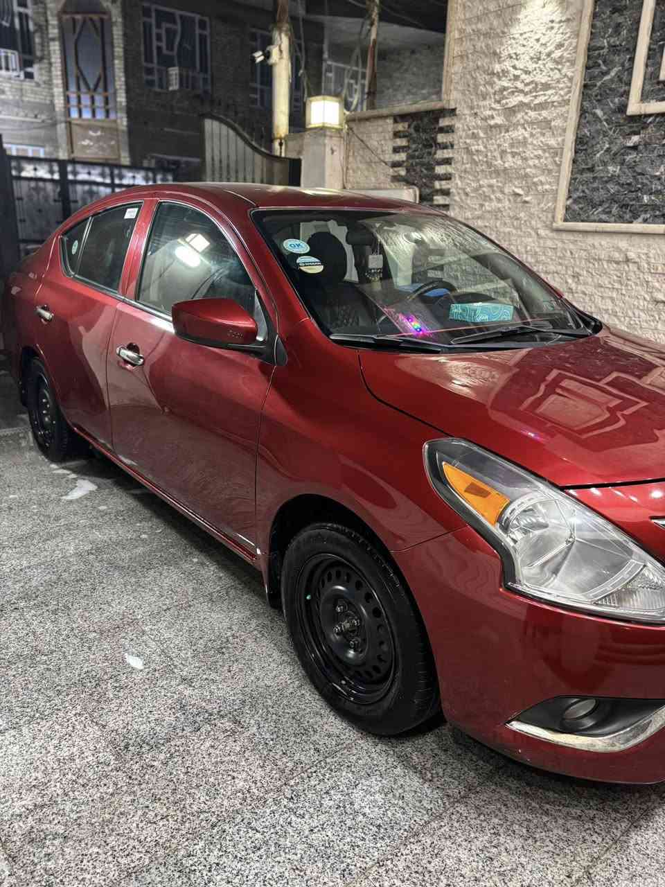 سلام عليكم 
نيسان فيرسه 2019
رقم سليمانيه جديد
مكينه ١٦٠٠
موصفات معروفه
تحكم فول 
شاشه جبيره 
السعر 105 وبيه مجال قليل
حادثه فقط قبق جنطه راجع نفسه بيه صبغ مكان رقم فقط بدون ايرباك بدون دواخل 
سياره جاهزه ل اخير مسويله ادامه ل كير وما بيه نقص تخم تاير جديد
ماشيه 80 ميل
مكان بغداد امين الثانيه 
***********
