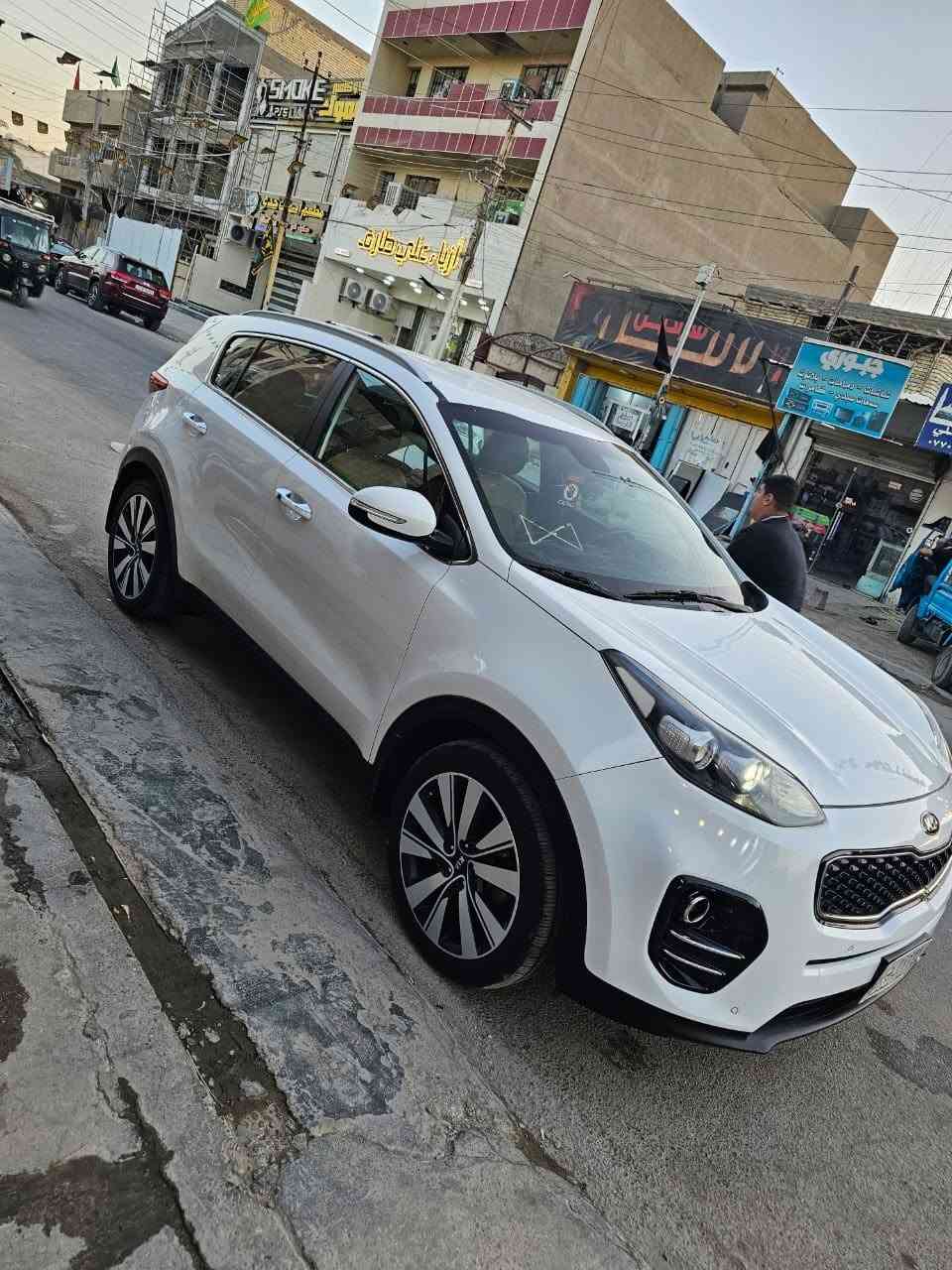 للبيع كيا سبورتاج خليجي  2017
محرك 2000 دوش كير AT
 بلادي بدون فتح بدون اي خلل 
 فول مواصفات قماره حديد 
بصمة ابواب وتشغيل ومري شفط وترحيب اوتو
داخله لون حمصي جلد وخمل
 كشنات الاماميه ثنينهن فول تحكم كهرباء
حساس امامي وخلفي وكامره دوراه
تبريد منفصل شاشه
سماعات ماركه JPL
سايد بريك دكمه ونضام نزول أتو هولد وضعيات قياده
لد نهاري ولايت زنون
شاحن موبايل واير لس
السياره مكفوله من الصبغ وبدون تبديل حتى الدعاميات 
 بارد خفيف باب الصدر سونر بالمنشور فديو بالمنشور 
 كله بوضع الشركه وماشيه 98 سياره جاهزه
رقم بغداد السعر 180 بيها مجال بسيط
رقم بغداد مكانها بغداد 
 بغداد الامين الثانيه 
***********

