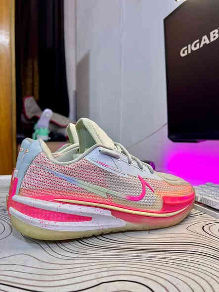 سلام عليكم نايك زوم اصلي  ڤيتنامي شرط ادك الباركود يطلعلك بلموقع ونفس القطعه نضافة مية بل مية وكاله اذا مو وكاله مرجوع يجي بي فتحات تهويه والطركه تجي جلاتين مناسب للصلات للجم قياس 43 طول قدم 27.5 ميلبس أكثر 
###القطعه مستخدمه نضافتهة مية بل مية زلغة مابيهة 
السعر 30 آلف قفل مع توصيل تصير 35 رجائاً 💜💜
عندي مشكله بل خاص راسلني واتساب او علق وأني اطبلك ***********
