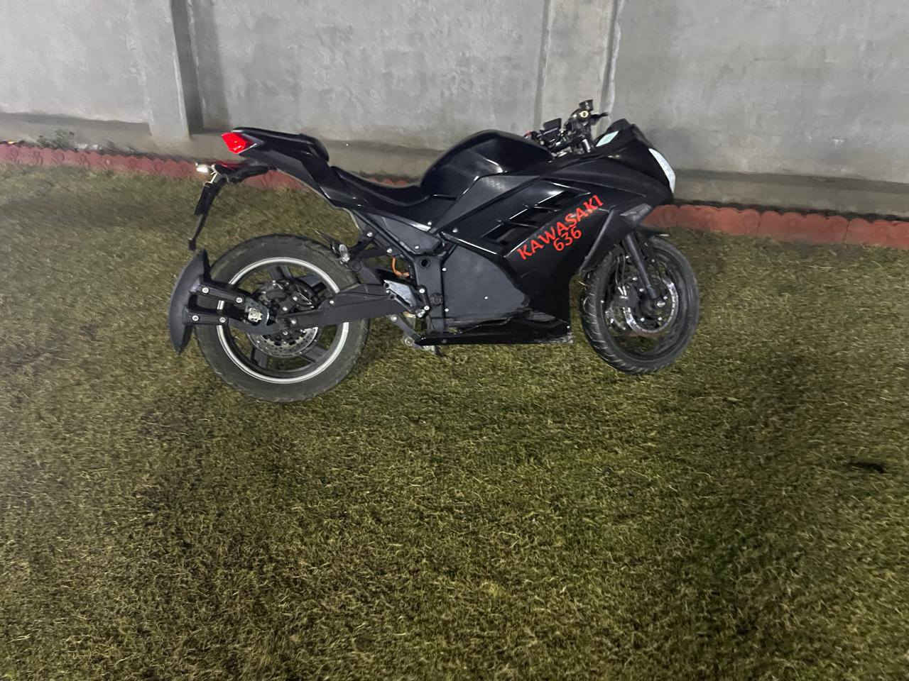 12 بطارية يمشيك مسافة 100 كيلو 
سرعته الحقيقية 75-80 كيلو بالساعة موديل 24 نظام امان تشغيل عن بعد دبل سويج بريك نظام ABS
للاتصال : ***********
