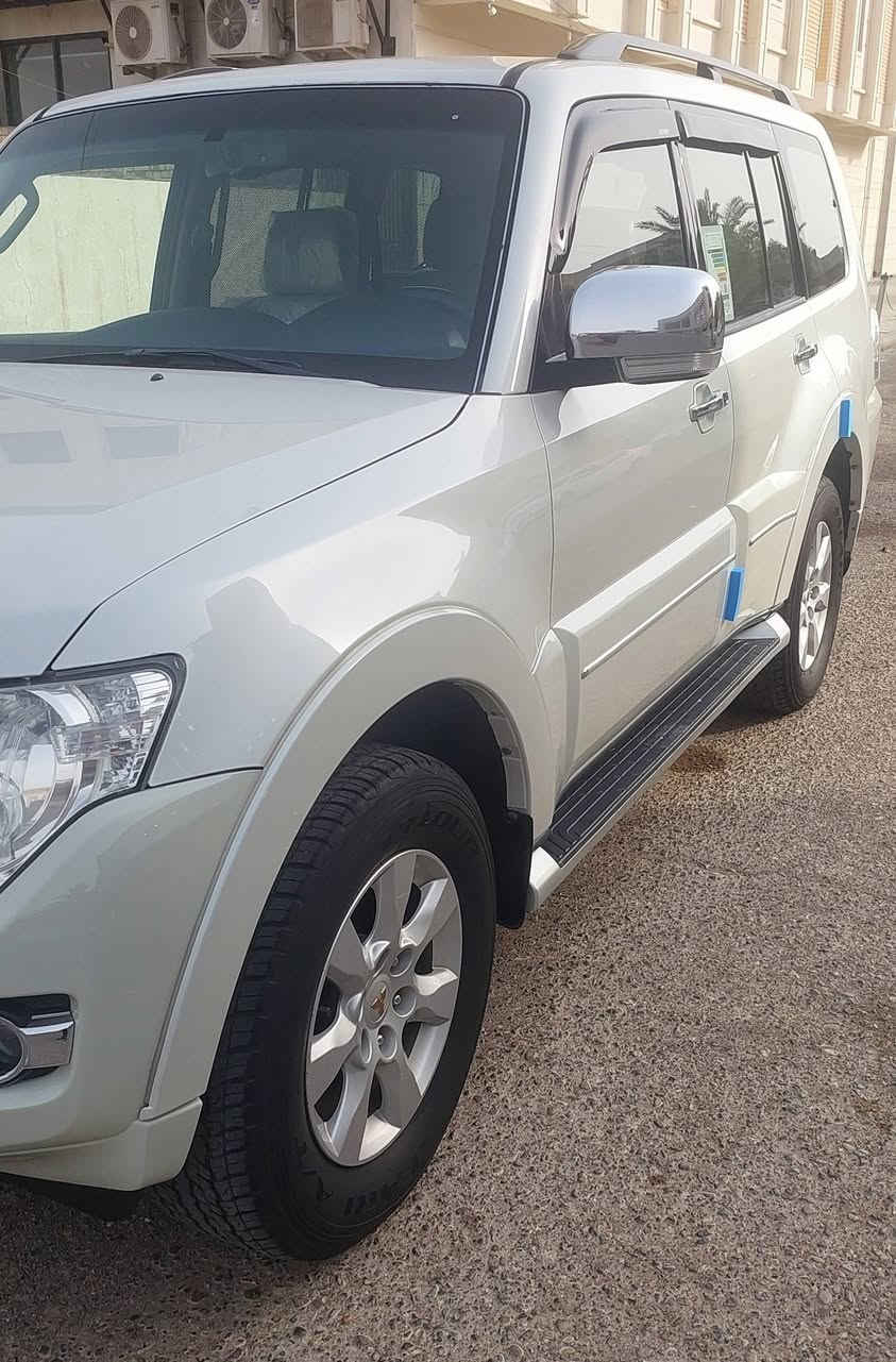 السلام عليكم للبيع باجيرو ٢٠١٨ كويتي بدون فتحه رقم واسط ماشيه ٢٠٠ السونار بالمنشور سياره حلوه وجاهزه بدون نقص بيع فقط مكان السياره واسط الكوت السعر ١٨٥ [***********]
