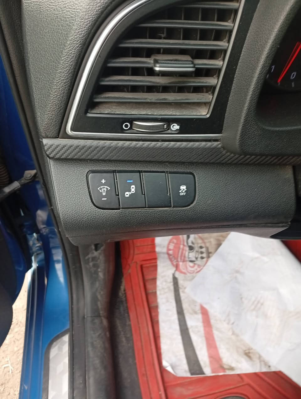 النترا موديل 2018  sport محرك تيربو بيه 3 قطع السيارة كامله تخم تأير جديد فقط دبلات اماميه
المواصفات 
نقطه عمياء 
تدفئ بالكشنات
فتحه سقف 
كاميرا خلفيه 
بصمه
للبيع او مراوس للاستفسار ***********
السعر 120 وبيه مجال
