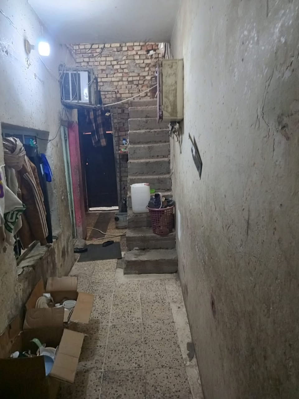 السلام عليكم
نصف قطعه للبيع ٥٥متر قطاع ٧٣ 
طابقين  تحتوي على ٣ غرف سقف عگادة 
للاستفسار ***********
