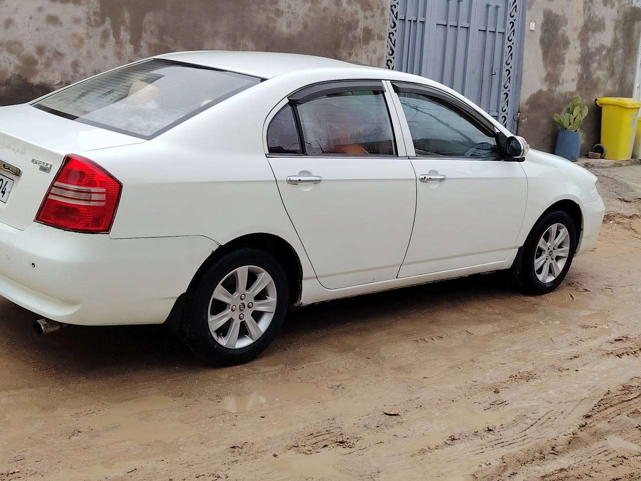 ليفان للبيع موديل 2012 مكفوله من الصبغ ولضربه تبريد شغال تدفه شغل فتحه سقف ***********
