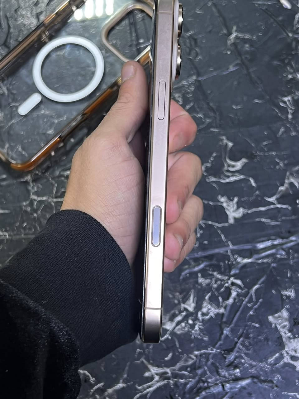 السلام عليكم متوفر ايفون 16بروماكس للبيع النضافه كدامكم البطاريه 100مشحون بس 143ذاكراه 256فتح كرتون وياه الكيبل مالته الأصلي السعر مليون600 متوفر  خاص ورقم هاتف 
***********العنوان بغداد
