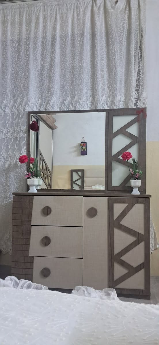 غرفة نوم للبيع
5 قطع مع دوشك (مرتبة) بحالة جيدة.
السعر: 300 ألف دينار فقط.
المكان: مسيرك.
للمهتمين يرجى التواصل على الخاص.
واتس اب  : ***********
