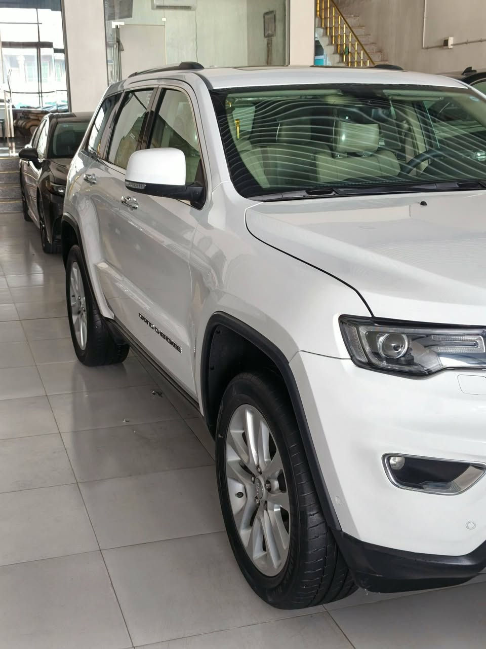 السلام عليكم
جيب لمتد جديد تمشي  بالشهر (اسبوع فقط)
الموديل :2017 (خليجي)
الحاله : كلين تايتل
اللون: ابيض
المحرك : V6.  3.6L .
العداد : 101 الف كيلو وليس ميل
الرقم  :  سليمانية بااسمي
المواصفات
داخل بيجي
دفع رباعي 4x4 .
ويل قياس 20 انج .
سقف بانوراما .
شاشه.
نظام التعليق هوائي (جكات) .
ستيرن كهربائي .
تشغيل عن بعد .
صندوق كهربائي .
حفظ وضعيات الجلوس (ميموري) .
المقاعد الأمامية كهربائية .
المقاعد الأمامية تدفئة .تبريد
سستم صوت .
حساسات أمامية
حساسات خلفية .
كاميرا خلفية ..
المرايا الجانبية قابلة للطي .
مرايا متحسسه للضوء العالي .
مانع تصادم خلفي  .
بلوتوث تلفون .
محدد سرعة .
نظام التشغيل والاطفاء الاوتوماتيكي ( Auto Start System ) .
جكات السياره انسه الطسه ومبدلات جدد موبار
(وغيرها مواصفات لمتد المعروفه)
شارع الوفود /مكان السياره البصرة
السعر  للشراي  يختلف  يخابر ويدلل اخوتنه
للاستفسار : *********** اتصال +واتس اب
اتصال فقط: ***********
