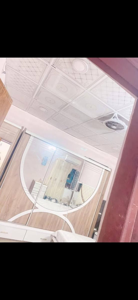 بيت تجاوز مشمول بلتطويب للبيع مساحه 70 متر الزعفرانيه شارع الزوراء مقابيل شركة الزوراء  البيت كلش مرتب استقبال وغرفه وحمام خارجي وحمام داخلي ومطبخ ومنور السقف سندويش وكله سقوف ثانويه والارضيه بورسلين رايده 14 قفله 13 للاستفسار اتصل *********** بيت متعوب عليه ونظيف ومرتب
