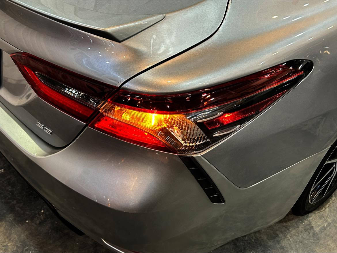 سلام عليكم للبيع او مراوسه 🩶
TOYOTA
CAMRY
2024
SE (NİGHT SHADE)
2,5 L
V4
203 hp
37,000 MİLES

المواصفات 👑///
• محرك 4 سلندر 
• سعة المحرك 2.5 لتر بنزين
• قوة 203 حصان
• عزم دوران 184 
• قير أوتوماتيك 8 سرعات
• نظام دفع أمامي (FWD)
• أوضاع قيادة متعددة (Sport / Eco / Normal)
• استهلاك وقود اقتصادي تقريباً 28/39 ميل
• جنوط ألمنيوم 19إنش لون برونزي(Nightshade خاص)
• مرايا جانبية سوداء
• جناح خلفي أسود
• شعارات سوداء
• إضاءة أمامية LED
• إضاءة نهارية LED
• مقاعد رياضية جلد SofTex لون أسود
• مقعد السائق تحكم كهربائي
• مكيف أوتوماتيك ثنائي التحكم
• تحكم بالمقود (ستيرنج)
• مثبت سرعة راداري
• شاشة لمس 
‏• Apple CarPlay
‏• Android Auto
• بلوتوث
‏• USB أمامي وخلفي
• نظام صوتي 6 سماعات
• نظام أمان Toyota Safety Sense 2.5+
• رادار أمامي
• تحذير مغادرة المسار
• مساعد تتبع المسار
• نقطة عمياء 
• تنبيه حركة مرور خلفية
• كاميرا خلفية
• حساسات أمامية وخلفية
• تشغيل بصمة
• دخول ذكي (Smart Key)
• 10 وسائد هوائية

ضرر/// جاملخ خلفي صبغ فقط ❗️
بدون دواخل ✅
بدون ايرباك ✅
شواصي سليمة 💯

السعر/// *********** اتصال على رقم 📞

حمام و پوليش جديد ✅

سيارة نضيف و جاهز ما بيها اي نقص ✅

سيارة كاتي يترقم المحافظات شمالية ✅

للبيع او مراوسه ✅

مكان سيارة - كركوك 🌇

📞 0770 912 5605
