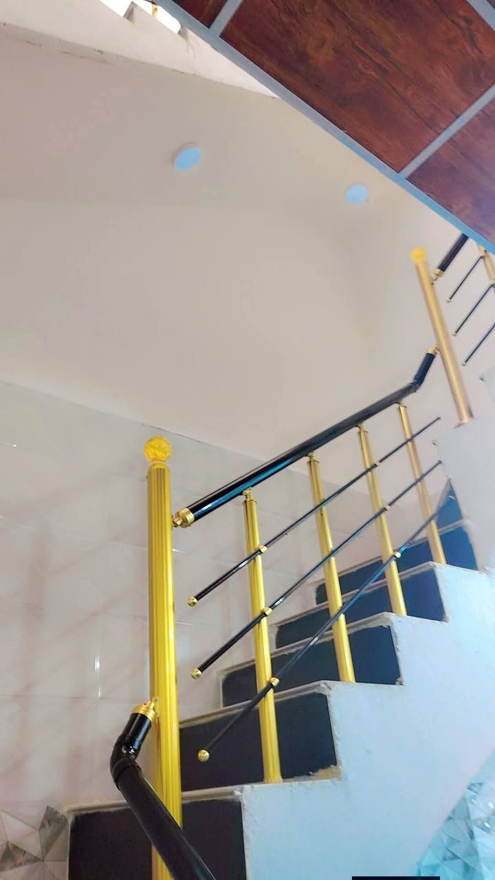 دار للبيع في حي النداء شارع المجمعات مقابيل الاطفائيه ١٠٠ طابقين كامله ودرجه اولئ بناء جديد سند حر لبيت بسم راعيه سعر 115 وبي مجال ***********
