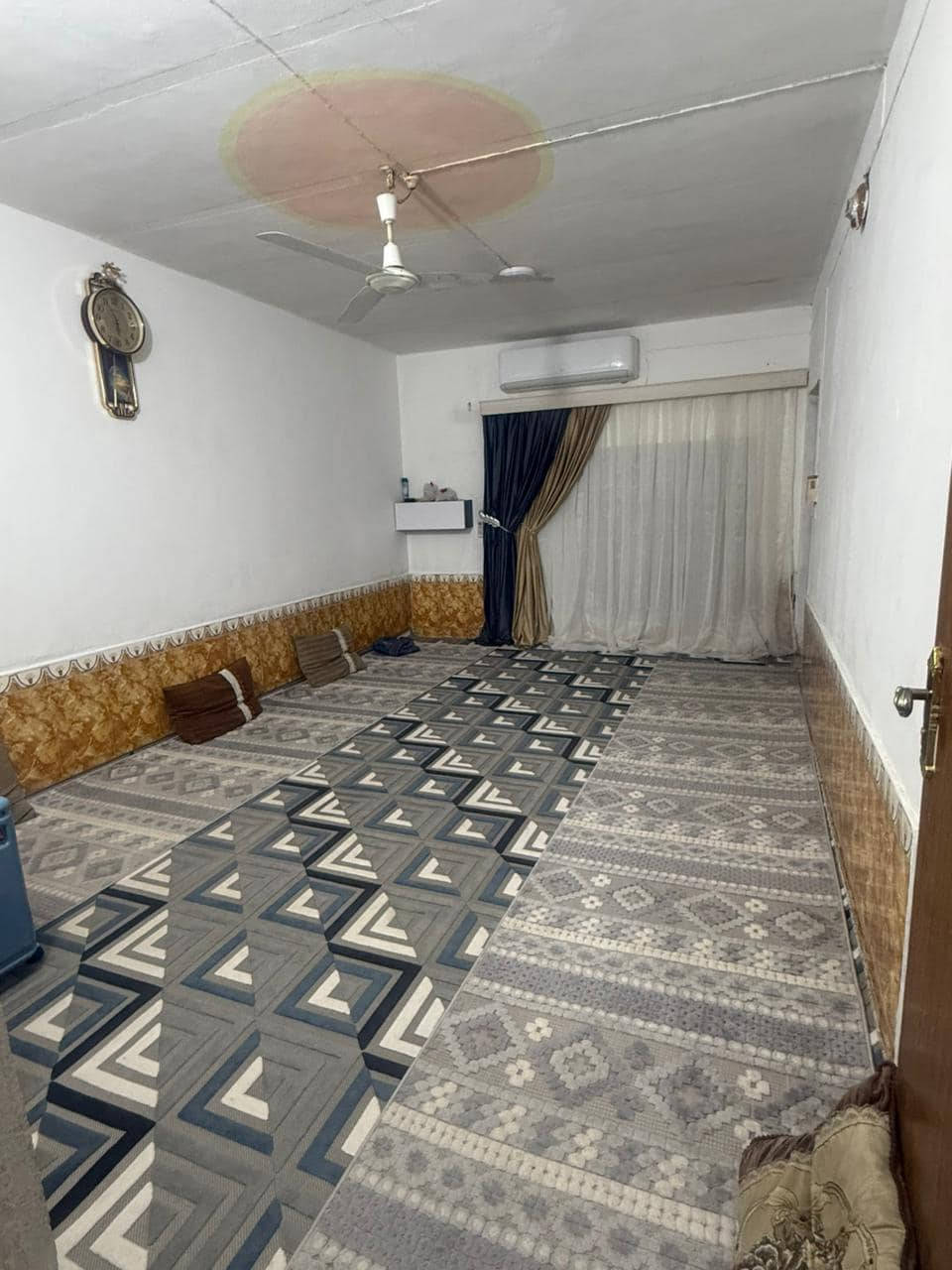 بيت للبيع حي الحسين الجديد نزلة جسر الناظم 150 متر طابق ونص عكادة السعر 70 وبي مجال الاستفسار ***********
