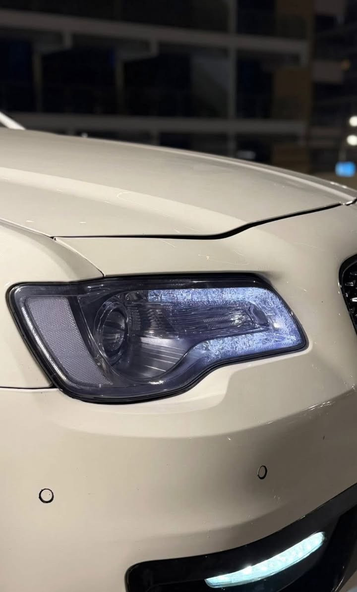 كرايسلر 300c بلاتينوم ليكجري سيريس 
فول للأخير 
قياده ذاتيه
نضام تحديد المسار التفاعلي
نضام كروز كنترول التفاعلي (مثبت سرعه )
نضام مانع الاصتدام 
حساس امامي خلفي 
رادار امامي وجانبي 
عدسات LED
‏LED داخلي متغير 64لون
كشنات ودشبول جلد ابيض واسود 
تدفئة وتبريد الكشنات 
اكواب ثلاجه تسخين وتبريد 
بانوراما 
مكينه 3.6 V6
فلتر شوته K&N (ينغسل)
ويل 20 عنكبوت كروم 
اشاره بل مري الجانبيه 
كامره دواره 
شاشه ابل كار بلي & اندرويد اوتو 
نضام الصوت هارمن كاردن ( نفسه الي مستخدم بسيارت المارسيدس والبي ام 
نضام تعتيم المرأة 
كير S مو L وشفتات ستيرن 
نضام SPORT 
حادثها كما موضح بلصور 
البيبان مبدلات 
وبيهم بارد 
تصليح الامارات 
السياره موديل ٢٠١٧
مرمز ٢٠٢٠
بغداد مشروع وطني تداور باي مكان 
(السياره بدون ايرباك )

***********
