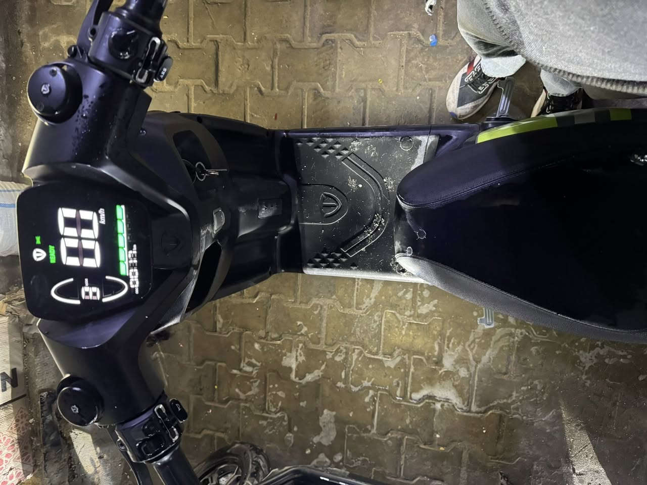 سلام عليكم دراجة شحن للبيع  6بطاريات  موديل 2025  دراجة كلش نضيفة صارلها اقل السنة عندي كلشي بيها شغال ما بيهة اي نقص  ماخذها بي مليون  و رايدها ب 700 مكاني بغداد الحرية ***********
