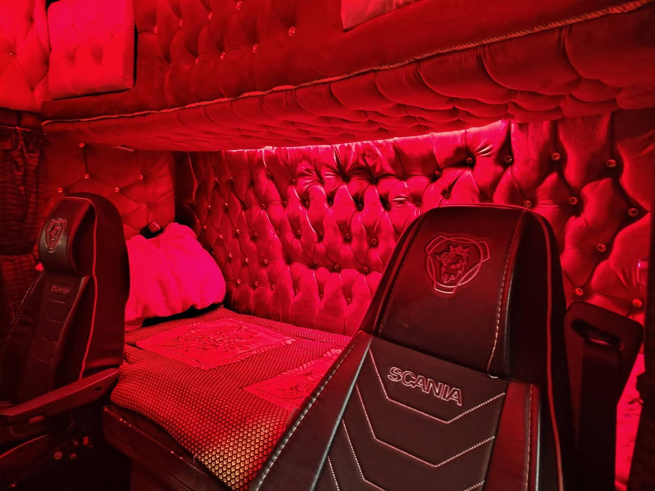 سلام عليكم للبيع سكانيه 2006كفاله تبريد كير عادي 3في3  دشبول طويل  داخل ديسكو  مكينه 420 مربوطه 4محاور دبل تاير  رقم وسنويه جديد  تخم تاير  كفاله مكينه قماره  وشاصي  تريد بس راس تريد راس ولعربانه  العنوان جبله الستفسار ***********  سعر 4شدات وبيها مجال
