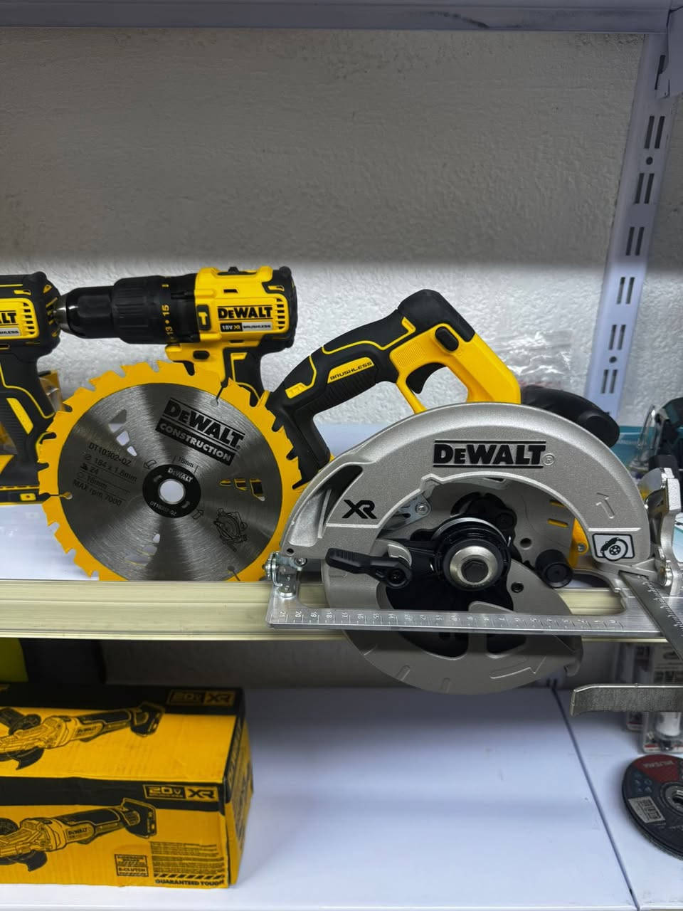 سلام عليكم 
متوفر منشار قرصي من شركه ديوالت بيه مواصفات بريك و كلش قوي برشليس جديد مامستخدم مامخلي بطاريه عليه 
توصيل موجود لكل عراق 
*********** واتساب
