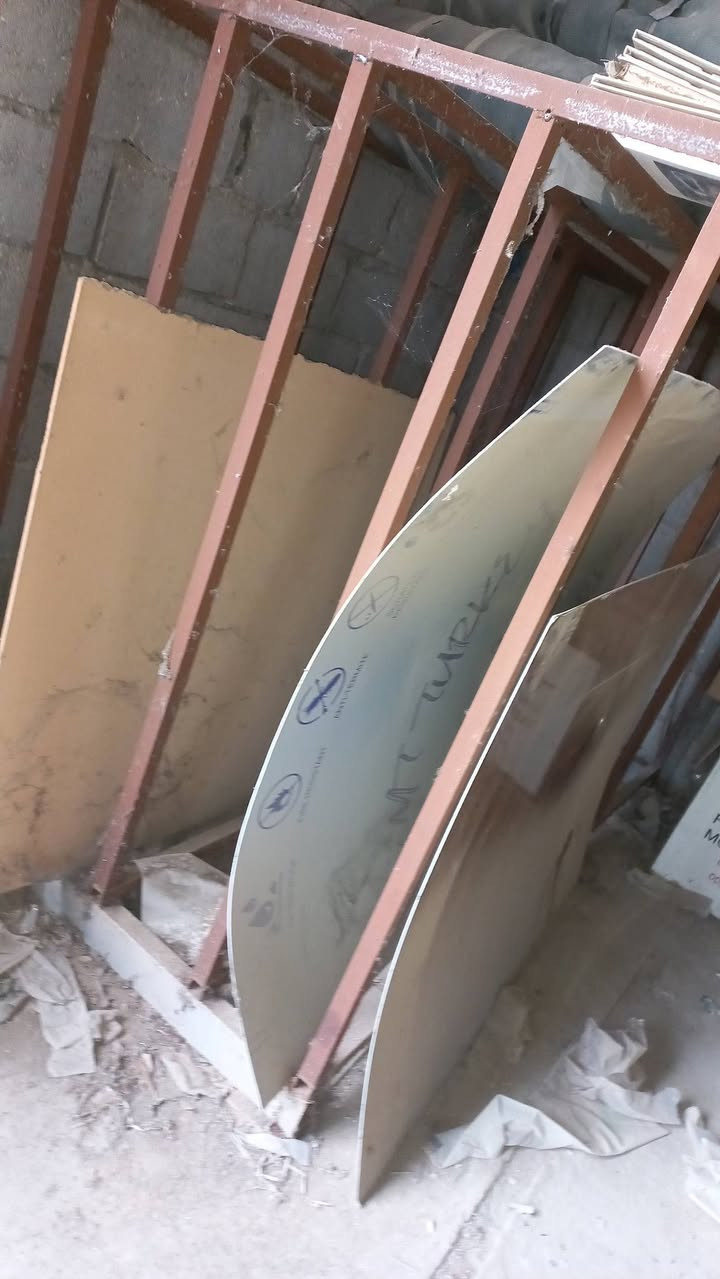 كتر يلمز +معواجة مترين وعشرة شرط نضافة فول  +ميز عمل +
ميز كتر +رفوف بليت .دريل شد نوع توتال+دريل عمل ال جي .كوسرة .منشار كهربائي للإستفسار ***********
