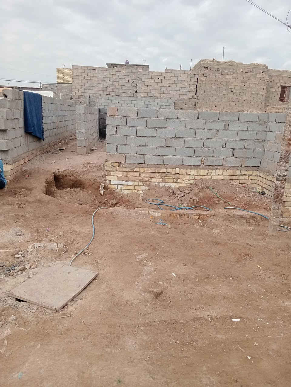 السلام وعليكم هيكل عل النص للبيع العنوان سبع قصور الفرع المقابيل المدارس بنص الفرع ايطلع علئ شارع أبو علي 
السعر 14 قفلة  مستعجل علئ بيعتة الرقم ***********
