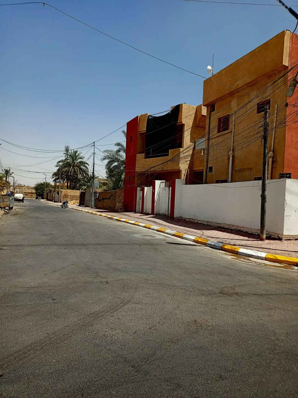 🔹 للإيجار 🔹

شقة طابق ثاني موقع مناسب ومرتب، تتكون من:
- غرفتين نوم  
- صالة  
- مطبخ  
- حمام  
- بلكونة  
- منور
- سطح  
- كراج  

💰 الإيجار: 250  
📍 الموقع: (حي الزهور - الفرع مقابيل مطعم كاردن ستي)

الشقة نظيفة وجاهزة للسكن، مناسبة للعوائل فقط.

📞 للاستفسار والتواصل: (***********)
