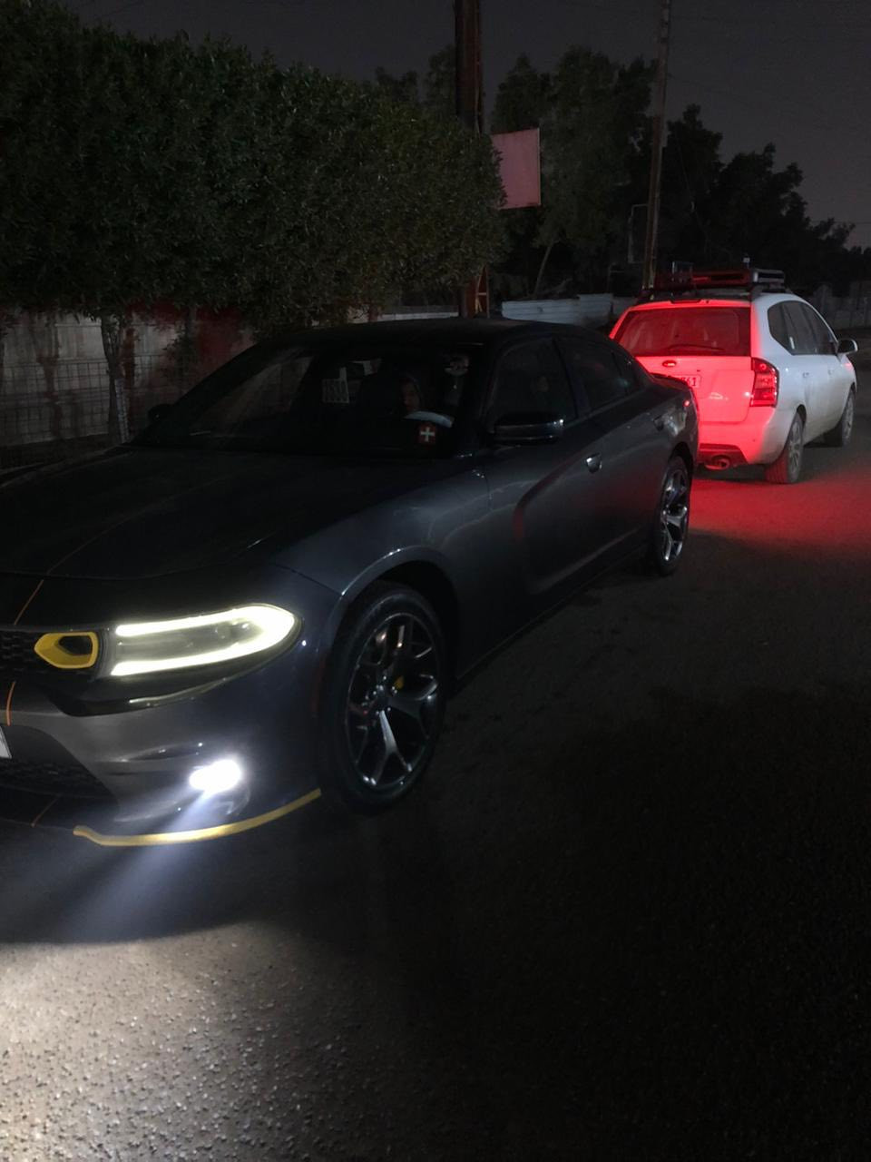 للبيع سعره 160 جارجر 2016
مواصفات رالي ومعروفه مواصفات الرالي فول ماعدا الفتحه والجلد 
كير مكينه جدد حداديه جديده السياره كامله مكمله حادثها من آمريكا بس بنيد وهنا بلعراق بيها باب خلف الصدر ويل عشرين تخم تاير جديد مابيها اي نقص. رقم. الهاتف. ***********
