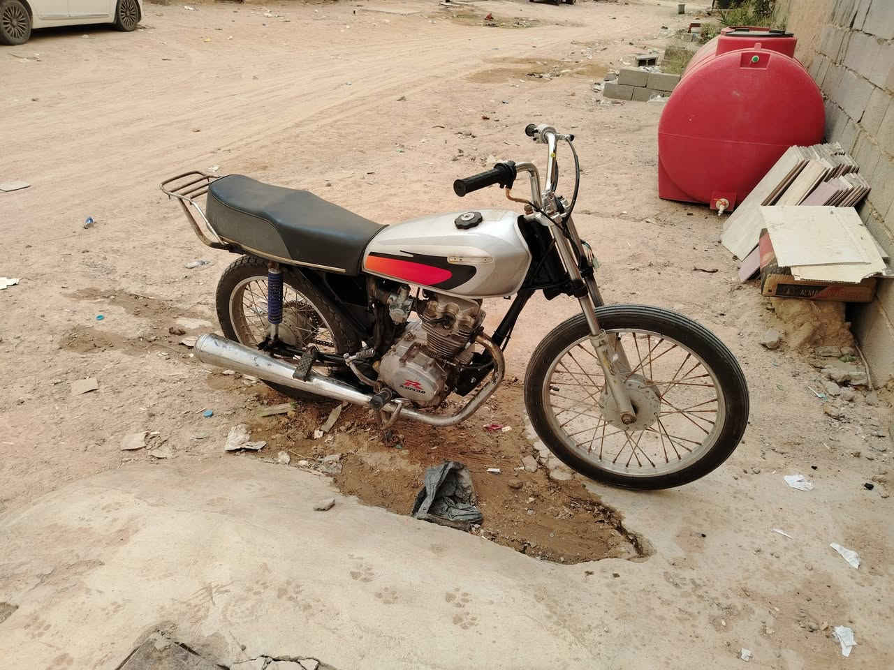 سلام عليكم دراجه حلوه نضيفه  للبيع سعر 300 الشراي يخابر بيع مستعجل ***********
