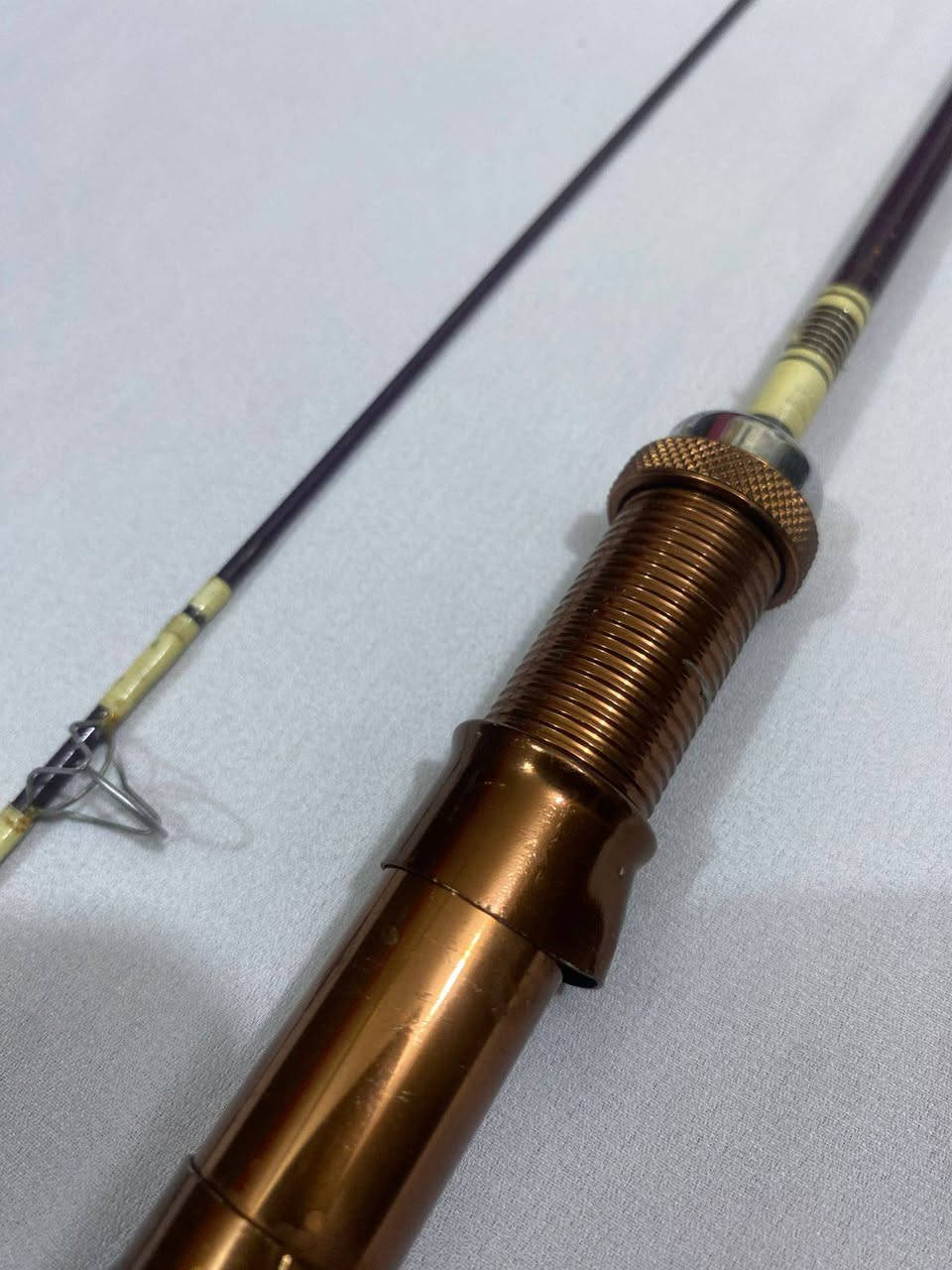 اللهم صل على محمد وال محمد
السعر ١٠ ألف 
قصبة ياباني🎣🇯🇵🇯🇵
​الاسم بالعربي: قصبة واكاساغي (Wakasagi).
​الاسم المكتوب (ياباني): わかさぎ.
​الاستخدام: مصممة خصيصاً لصيد أسماك الشبوط والبني الصغير وعادة ما تُستخدم في اليابان للصيد من خلال الثقوب في الجليد أو من القوارب في البحيرات.
​2. المواصفات الفنية
​الطول:  (١/٢٠   متر فقط). هي قصبة قصيرة جداً للمهمات الدقيقة.
​الصلابة: تُصنف كقصبة طرية جداً (Soft). مكتوب عليها "Soft Carbon" بنسبة كربون 90%. هذا يعني أنها حساسة جداً للاهتزازات البسيطة لتمكنك من الشعور بنقرة السمك الشبوط الصغير أو البني 
​الصناعة: يابانية


**إذا كنت صاحب هذا الإعلان وتريد حذفه لأي سبب، رجاءا أرسل رسالة إلى الدعم الفني**