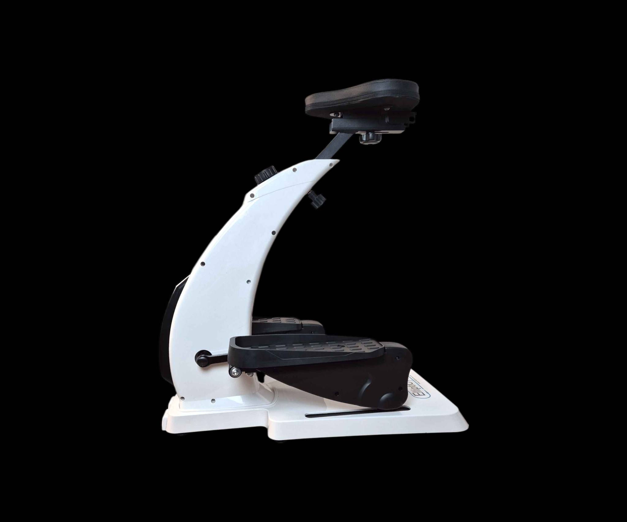 جهاز تمارين القدميين مع مقعد

الاستخدامات:

مثالي للتمارين الخفيفة أثناء الجلوس على المكتب أو في المنزل.

يساعد على تحسين الدورة الدموية وحرق السعرات الحرارية أثناء العمل أو مشاهدة التلفاز.

مناسب لكبار السن أو أصحاب اللياقة المنخفضة أو لمن لا يملكون وقتًا للذهاب إلى صالة الألعاب.

قابل للاستخدام كمحاكي للمشي أو الدراجة الثابتة، بفضل حركة الدواسات الانسيابية.

يمكن استخدامه لأغراض إعادة التأهيل بعد الإصابات، بفضل نظام المقاومة المنخفضة والقابل للتعديل.

  

المميزات:

تصميم مدمج بمقعد مدمج قابل للتعديل رأسيًا وأفقيًا حسب الراحة.

دواسات مريحة بسطح مانع للانزلاق تدعم التمارين الآمنة والمستمرة.

شاشة رقمية مدمجة تُظهر الوقت، المسافة، السرعة، وعدد السعرات المحروقة.

نظام مقاومة يدوي يمكن ضبطه بسهولة (من 1 إلى 8 درجات).

هيكل قوي يتحمل وزنًا يصل إلى 136 كجم (300 باوند).

إمكانية النقل بسهولة من خلال العجلات الخلفية بعد رفع المقعد.

خفيف نسبيًا مقارنة بأجهزة التمارين (وزن الجهاز الصافي: 41.9 باوند = حوالي 19 كجم).

  

محتويات الصندوق:

قاعدة الجهاز (مع نظام دواسات مثبت).

المقعد قابل للتعديل.

شاشة رقمية LCD تعمل ببطارية CR2032 (مثبتة مسبقًا).

جميع البراغي والغسالات والأجزاء مثبتة مسبقًا في أماكنها.

كتيب تعليمات التركيب والاستخدام.

أدوات التركيب (إذا لم تكن مثبتة مسبقًا داخل الجهاز).

  

أبعاد غلاف المنتج (الكرتون):

- لطول: 76.5 سم
- لعرض: 24.9 سم
- لارتفاع: 52 سم
- لوزن الإجمالي: 21.5 كجم تقريبًا (47.5 باوند)

  

يُفضل ترك مسافة لا تقل عن 60 سم خلف المقعد لتجنب الارتطام أثناء الحركة.

.

البطارية قابلة للتغيير من خلال إزالة الغطاء الخلفي لشاشة العرض.
يتوفر توصيل للباب البيت النجف, العراق


**إذا كنت صاحب هذا الإعلان وتريد حذفه لأي سبب، رجاءا أرسل رسالة إلى الدعم الفني**