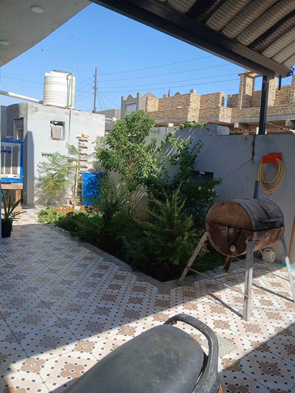 للبيع بيت بمساحة 242 م² طابو زراعي سند 25 بيت متعوب عليه وبحالة ممتازة، ويقع في منطقة هادئة وآمنة.
مواصفات البيت: كراج يتسع لسيارة مع مطبخ كبير جداً مع مطبخ حار.
*  استقبال و صالة واسعة مع حديقة داخلية.
* غرفتين نوم: الأولى: 5×4 م و الثانية: 5×5 م.
* صحيات داخلية وخارجية.
* منور خلف البيت مع بيتونة كبيرة بمساحة 7×5 م، تصلح لتكون غرفة ثالثة. سطح شتايكر.
الإضافات:
* منظومة كاميرات مراقبة. و منظومة بي إن سبورت..
#الموقع: يقع في المدحتية بين الجمعية وشارع علي قمارة، منطقة بستان محريجة قبل سيد عباس أبو موكب، داخل الفرع ويبعد حوالي 50 متراً عن الشارع الرئيسي. المنطقة هادئة وآمنة، وأكثر سكان الشارع من العوائل المعروفه 
السعر: عند الاتصال.
📞 للاستفسار: ***********
سعر 135 بي مجال مع مطبخ من ضمن سعر
