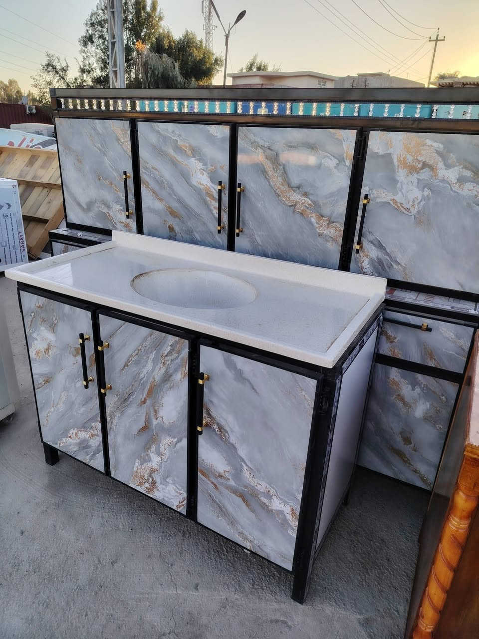 لبيع وشراء الأثاث المستعمل والجديد ومراوس كاطون مدخل الرازي شارع السايدين قرب المجسر مقابيل الملعب نشتري كافت الأثاث المنزلي ولمكتبي وغرف نوم تركي صاج عراقي للاستفسار هاتف وتس اب ***********
