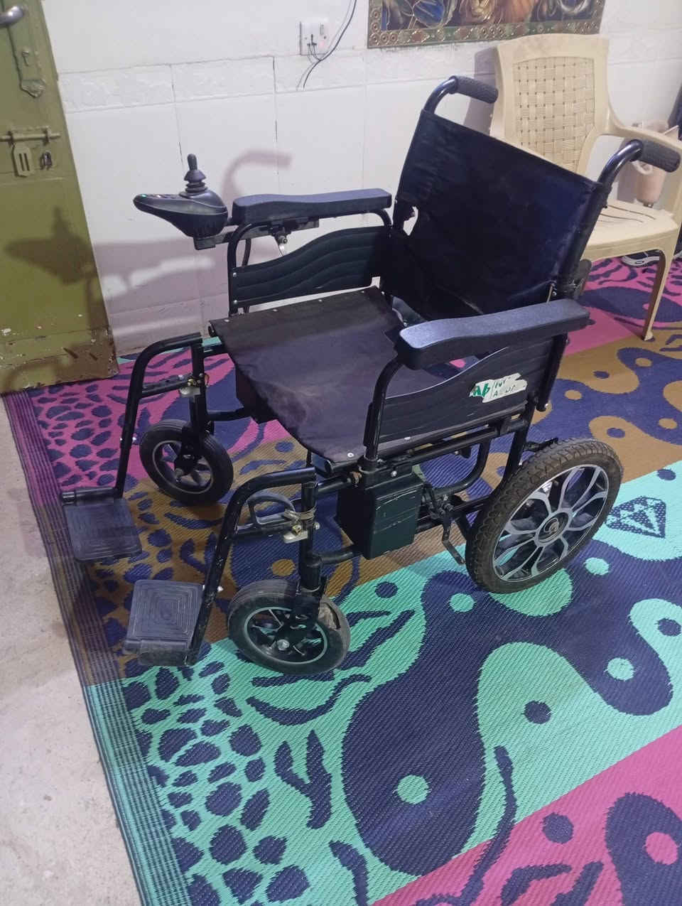 السلام عليكم عربة البيع شحن مستعمل قليل 
هذا رقم هاتف ***********
