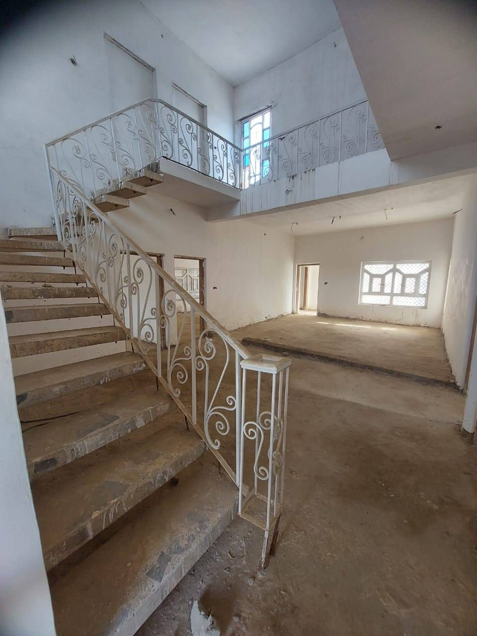 بيت مع قطعة في حي الحكيم المساحة الكليه ٧٥٠ م البيت مساحة  لبناء١٨٠م نقص تشطيب فقط البيت بناء طابوق و صب مسلح ويمكن قسمه الى  بيتين بسهولة خدمات كاملة ماء و كهرباء و مجاري مرقم من البلدية  يصير بالفرع بس على شارعين  قريب ع الشارع العام ، نزلة حسينية حجي ياسر خليفة رابع فرع ع اليمنه السعر اتصال برقم ***********
