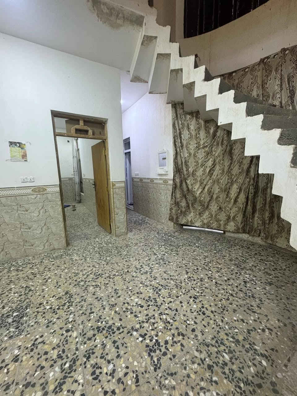 دار للبيع المكان خلف مجمع الرحاب في شارع المضيف يتكون من طابق ونص بناء حديث  بيت كامل من كلشي 
مساحة البيت 186متر ركن شارع رئيسي 12 والفرعي 10 
طابو زراعي 
السعر 55 
او مراوس بقطعه
للاستفسار ***********
***********
