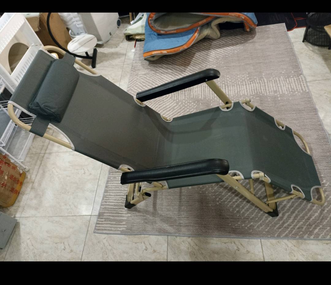 أنا أعرض مجموعة متنوعة من البضائع للبيع، تتضمن جهاز بروجيكتور LED بحالة ممتازة شامل صندوقه الأصلي والريموت، كرسي استرخاء مريح مثالي للنزهات أو حديقة المنزل، ماكينة حلاقة كهربائية مع ملحقاتها جاهزة للاستخدام، مسند سيارة متعدد الوظائف بحالة جيدة يحتوي على مساحة تخزين وأماكن للأكواب، مكواة بخار يدوية نظيفة وقوية للأقمشة، فرشاة شعر كهربائية تُسهّل التصفيف والتجفيف في آن واحد، مكواة كهربائية حديثة بحالة جيدة، منظار مع حقيبته لحماية العدسات وسهولة الحمل، وأخيراً مصباح طاولة بتصميم أنيق. جميع الأدوات بحالة ممتازة وجاهزة للاستخدام الفوري.