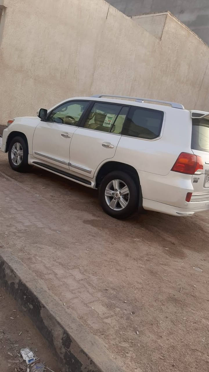 مكلف بل نشر  سلام عليكم للبيع لاندكروز موديل 13بيها بارد بل باب وجاملغ سياره حلو ونضيفه سعرها 360 مكان البصرن ***********
