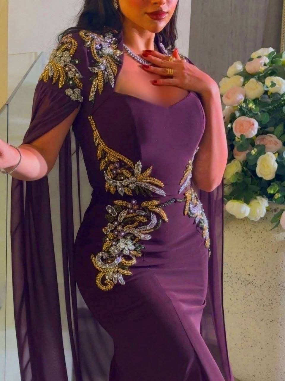 تسليم الثلاثاء بإذن الله 😍😍😍
✨ فخامة التفاصيل 👑 

موديل راقٍ بتطريز يدوي فاخر من الخرز والكريستال، يزيّن الكتفين والخصر بإتقان، 

مع شال شيفون انسيابي نازل من الكتفين يمنح الإطلالة لمسة ملكية آسرة وحركة أنيقة مع كل خطوة.

المقاسات : 38.  50 

القماش : دبل ايطالي + شيفون فاخر 😍😍


**إذا كنت صاحب هذا الإعلان وتريد حذفه لأي سبب، رجاءا أرسل رسالة إلى الدعم الفني**