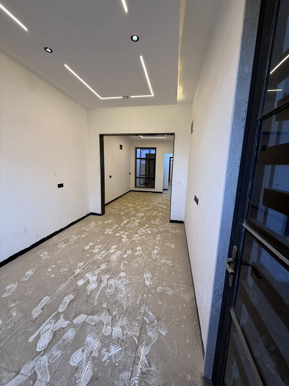 #عروض #مكتب #دانيه # للعقار #
#تجدون #كل #ماهوا #جديد #ومميز #لد #مكتبنه
🌟 فرصة مميزة لامتلاك بيت أحلامك! 🌟

📍 الموقع: درا للبيع مجمع النور

🏓خلف المول لهيكل 
🏓وصل جمعية 
📐 المساحة: [120] م²
🏛️ الواجهة: [6] متر] 
🛏️ عدد الغرف: [4] غرفة نوم 
🚿 عدد الحمامات: [2] حمام
🛋️ تفاصيل إضافية:
▫️ صالة واسعة
▫️ مطبخ [حار+بارد]
▫️ / كراج / سطح
▫️ نوع البناء: [حديث زيرو وتسليم فوري]

🏗️ عدد الطوابق: [ طابقين]
📶 الخدمات:
✔️ ماء حلو دائم
✔️ كهرباء وطنية

💰 السعر يذكر عنده الاتصال او مرجعة المكتب 

🔴الكائن سايدن التعليم العالي قرب مجمع الغزل
مكتب # دانيه # للعقار # 

🔴نستقبل كافة العروض العقارية في مناطق الموصل 

🔴سكني تجاري زراعي 

📞 للاستفسار والمعاينة:

📲 [*********** 

📲 [*********** 

#حي #الملايين #الاولى #الملايين #الثانيه 

#دار #للبيع #بيت #للبيع #تقطيع #الملاح
