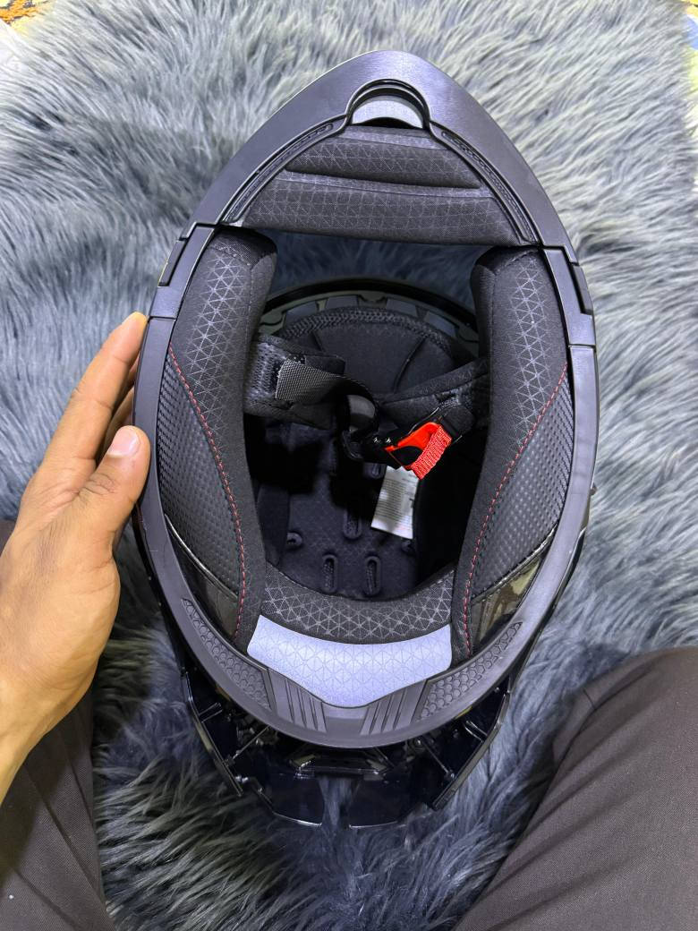 توفرن 3خوذ من ماركه نولان اليطالي فخامه بلشكل وادااء ممتاز داخله عده ختبارات لضامن مالها اصعد عليها اذا صار بيها شي لاتاخذها تحتوي عله 3فتحات تهويه وثنين مانع ضباب وتكون فك قلاب ونضاراتين داخليه وخارجيه الوانها مميزه ومادخل وشوشه من تمشي معدل خوذه بمعنى كلمه وحاصله عله شهادت لدوت مكاني بصره وعندي توصيل محافضات 
*********** ابو الخصيب, البصرة
