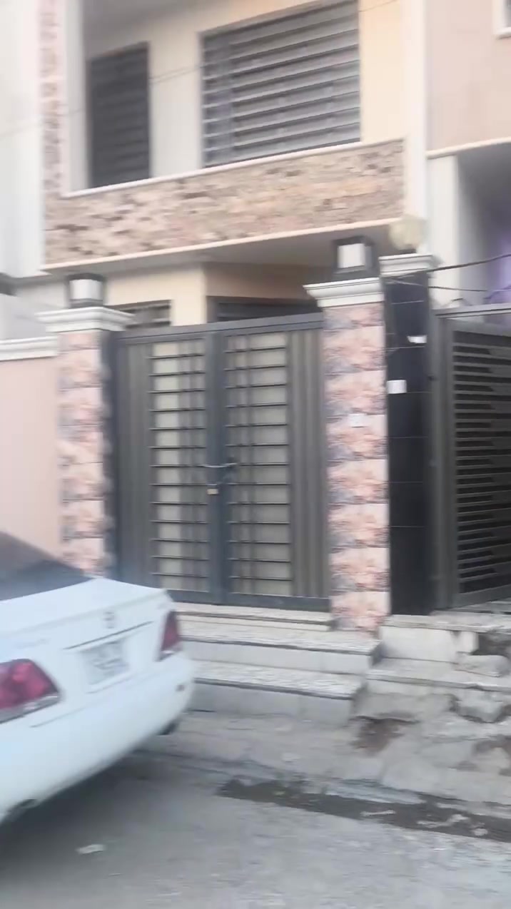 بيت للبيع 100 متر حي العسكري مدارس منطقة 4000 قرب سوك العسكري طابق ونص غرفه وصاله مطبخ استقبال مفتوح على صاله طابق الثاني غرفه وصاله وصحيات سعر مناسب ***********
