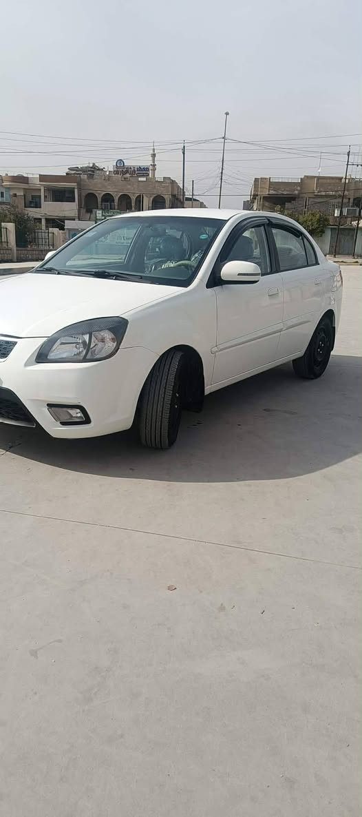 السلام عليكم 
كيا ريو 2012
محرك 14
هزه وسنويه جديده 
بدون ضرر فقط صبغ جاملغ الامام توحيد لون 
الاتصال .***********
