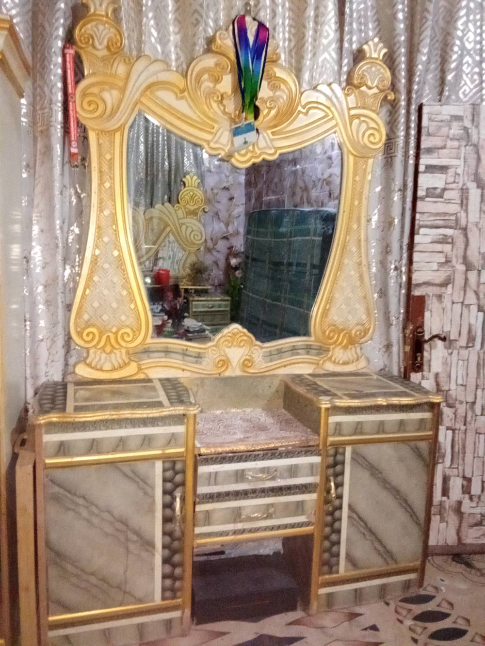 عنوان ديوانيه حي العسكري لاول
الغرفة خمس قطع نضيفه نضافه متوسطة 
سعر 400 وبيها مجال 