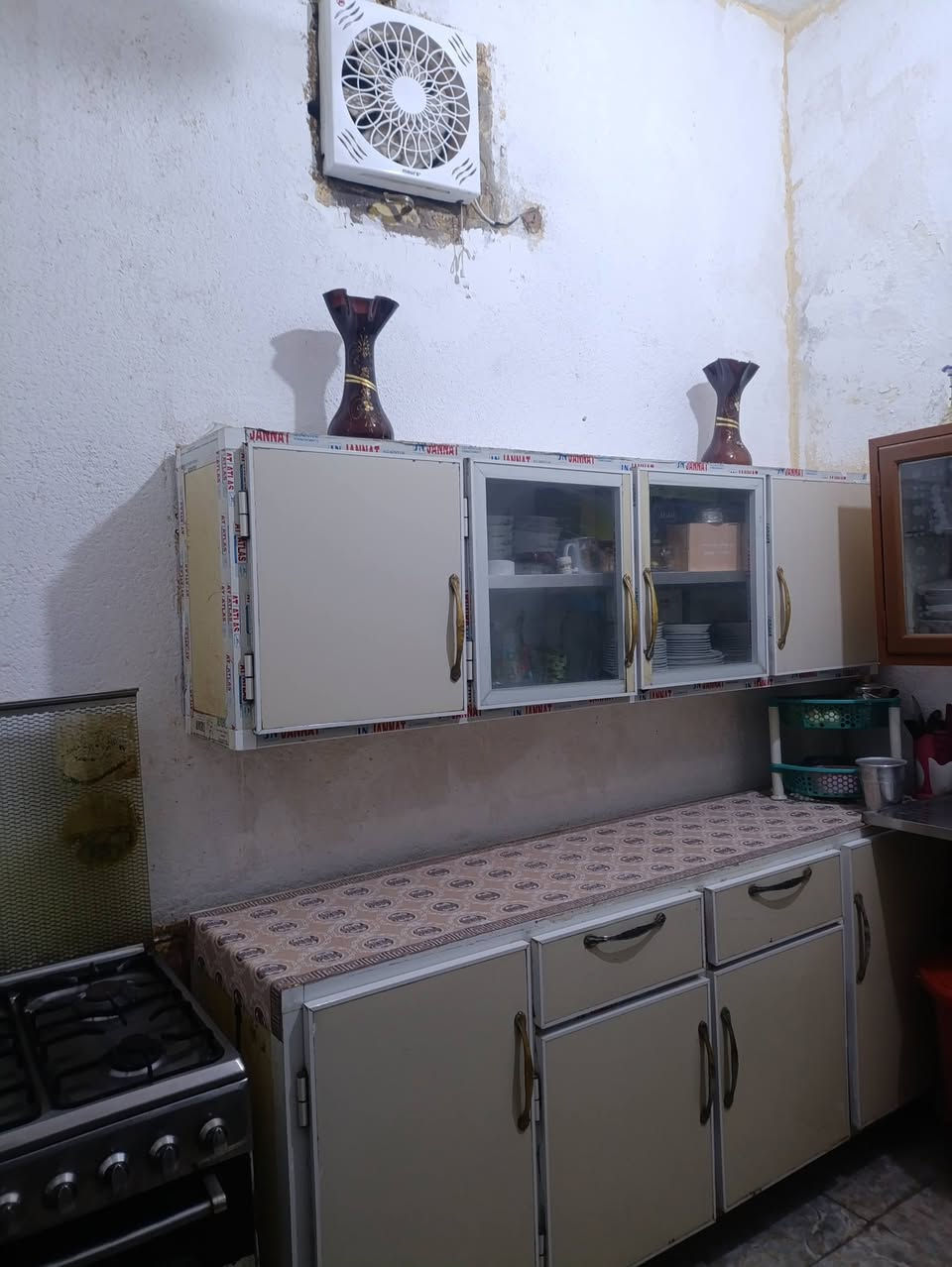 السلام عليكم بيت 70متر غرفه ومنور وصاله ومطبخ وصحيات مشتركه سوق الشيوخ شارع معمل عصير دبي 
سعر 25 وبي مجال قليل
***********

