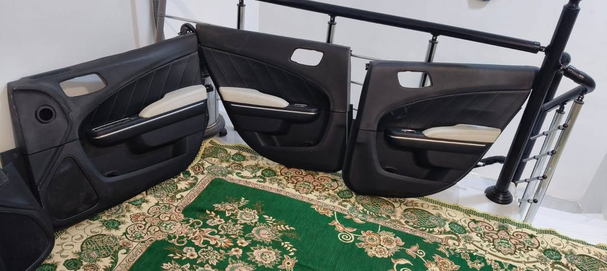 سلام وعليكم جاملغات جارجر موديل 16بلاديات للبيع وبطاين جارجر نظيفات جدا بس مال السائق اليده مخلوعه من مكانها وعاميات اماميه وخلفيه ***********واتساب موجود
