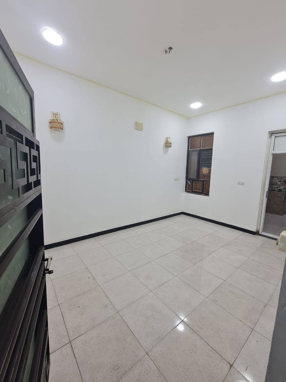 السلام عليكم
بدون دلاليه 
عقار  ارضيه حديثه معزوله 
مدخلين مدخل للمطبخ و مدخل للاستقبال 
٨٥ متر
غرفه  صاله
الخدمات والمطبخ سيراميك 
مناور عدد ٢
غساله 
مراوح
تانكي 
ماطور 
خط مولد 
موقع ممتاز و خط كيات من بابها 
بالدوره
خاص او واتس
***********

