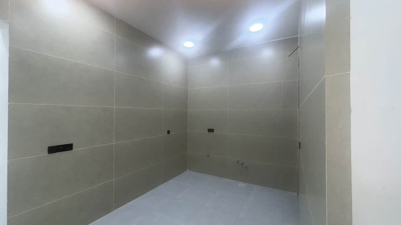 السلام عليكم. بيت 100 متر طابق ونص بناء حديث ودرجه واولى مستعجل على بيع نزلت السعر غرفين نوم ومطبخ معزول وهول داخلي حمامات 2 بيتونه جبيره السعرر 58 وبي مجال اصولي سند 25 ضهر الهزء قريب على مجمع. شارع تبليط مي كهرباءمجاري يرهم مقدمه 40.        ***********
