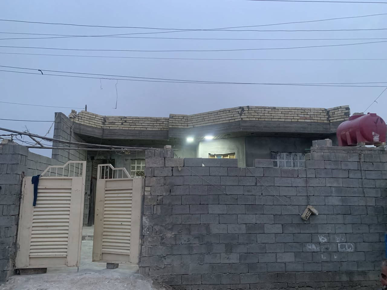 للبيع أو مراوس  بيت 200متر  بناء كامل قرفتين صاله مطبخ استقبال منوريين  +حمام طرمه مساعه جبيره  بياض لبخ  كامل جنس العقار طابو زراعي مكان البيت النعيميه قرب محطه الجوهره قرب أسواق النخيل  للستفسار ***********
