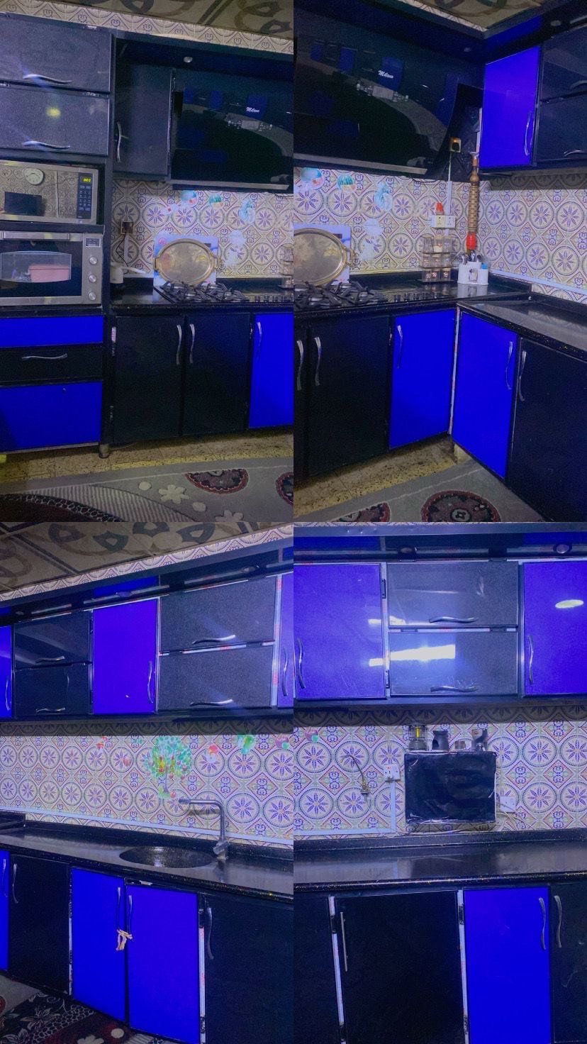 

ميز مميز مع تصميم هندسي جميل، اللون أزرق وأبيض، مثالي للمطبخ أو غرفة الطعام. يتسع لأربع كراسي بلون أزرق متناسق. التصميم مستوحى من الأشكال التقليدية مما يضفي لمسة شرقية جميلة على المكان.