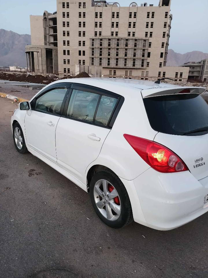 نیسان ڤێرسای مۆدیل  2011 مواسفات ناو زەرد بەسمەیە و  دەرگاشی بەسمە سنەوی نوێیە  سێ پارچەو پەڵەیەکی بۆیاخە نرخـــی 93 گـــــەڵا کــــــەمێک مـــــەجال   نـــــاونیشان ڕانیـە
ژ:م خاوەنەکەی *********** رانية, السليمانية
