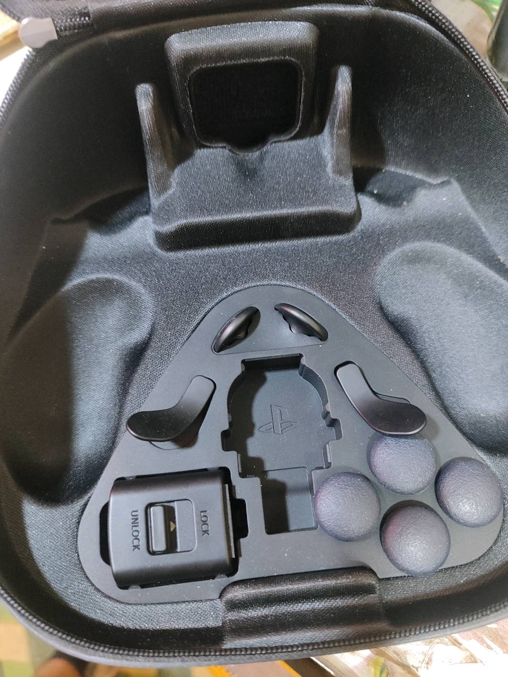 يد تحكم بلي 5 احترافية 
استعمال قليل ونضيفة كلش وحالة ممتازة بدون اي خلل 
الملحقات: 
الكارتونة 
كيبل شحن 
شفتات 
حافظة اليد

العنوان بغداد/البياع